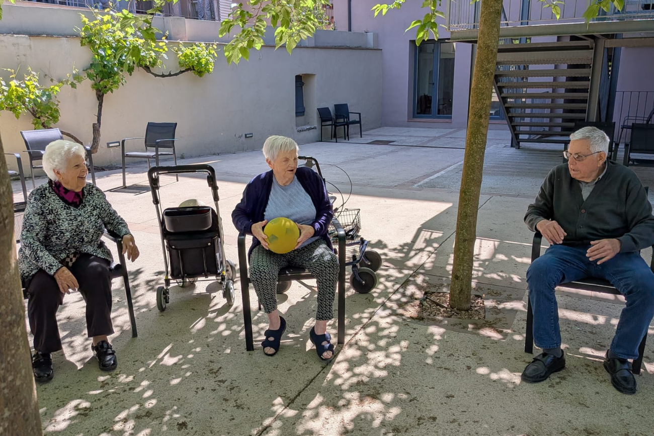 La residència Sagrat Cor col·labora en un estudi del CAP Banyoles per analitzar com l’exercici físic per a gent gran millora la força muscular i l’autonomia diària.